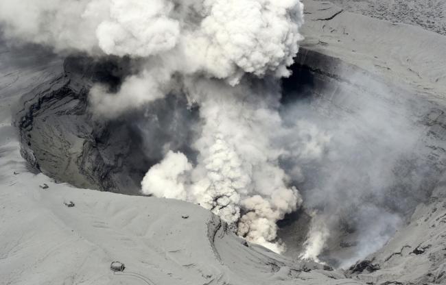 日本浓烟滚滚的火山 每年吸引百万人观赏