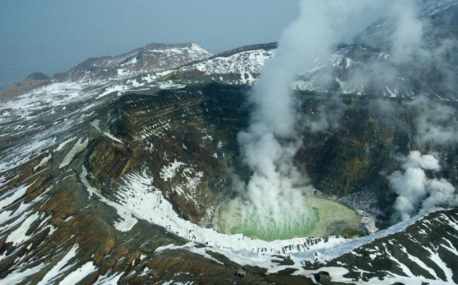 日本浓烟滚滚的火山 每年吸引百万人观赏