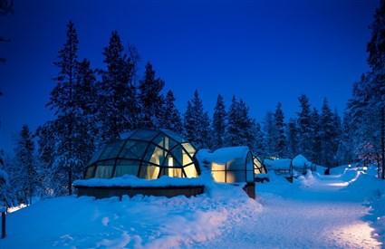 冬天在芬兰 你可以躺在玻璃屋里看极光