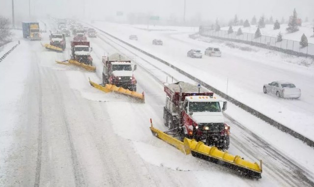 超级雪暴袭击！加拿大人受不了 铲雪都闪腰了