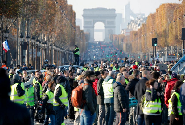 28万法国人上街抗议马克龙 1人死亡227人受伤