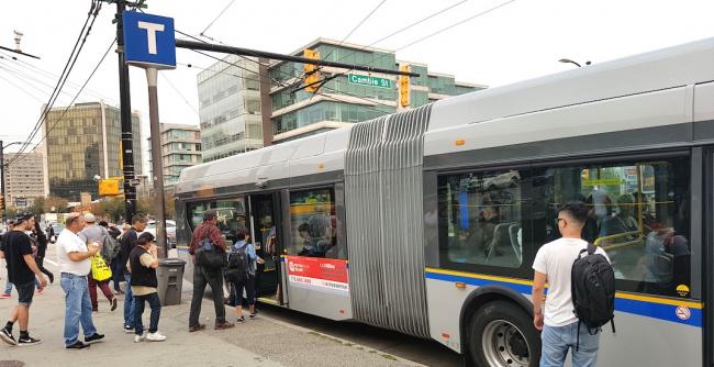 在巴士上看温哥华司机对日常及突发事件的处理