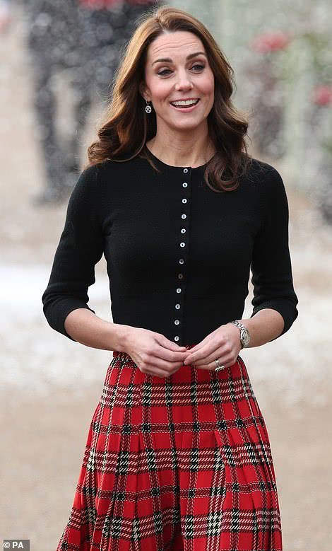 凯特王妃瘦成麻杆身材？穿1万块红格裙喜迎圣诞
