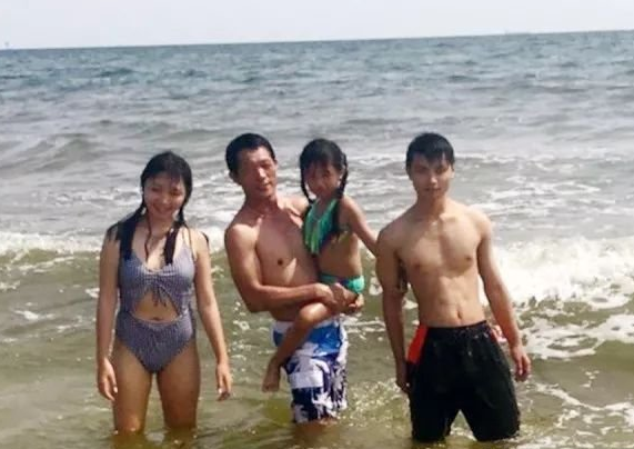 不听大浪警告 23岁中国女生被海浪卷走