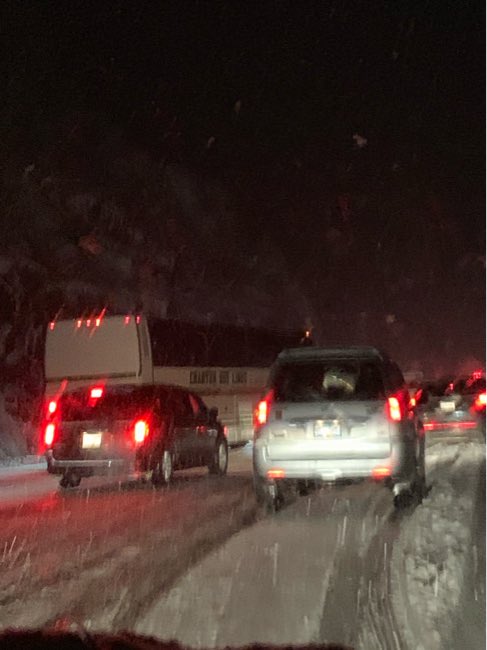 海天公路落大雪 25辆汽车被困