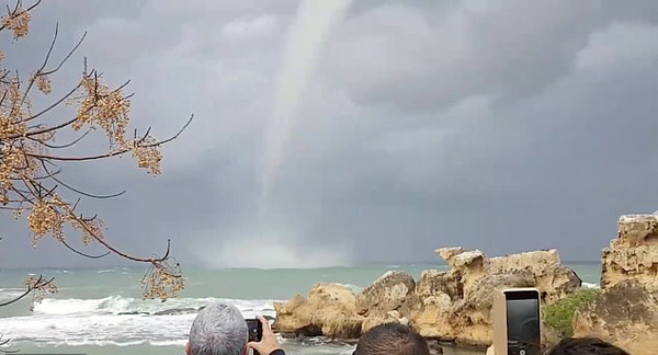 壮观！塞浦路斯海岸惊险龙吸水自然奇观