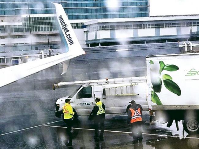 突发:机翼断裂,温哥华机场发生冲撞事故