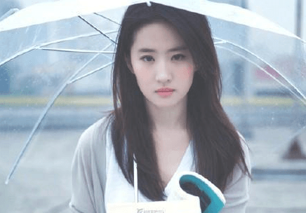 刘亦菲撑雨伞拍写真太清纯 网友：想起初恋了