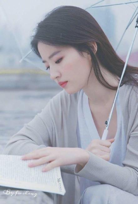 刘亦菲撑雨伞拍写真太清纯 网友：想起初恋了