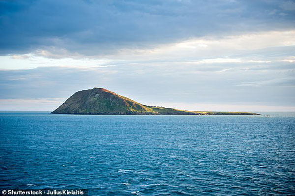 威尔士小岛有两万圣徒坟冢 亚瑟王安息于此