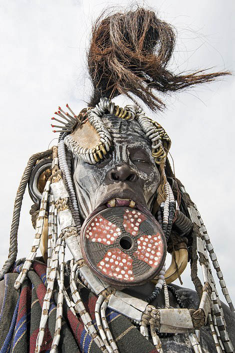 非洲原始部落“唇盘族”身体装饰令人瞠目结舌