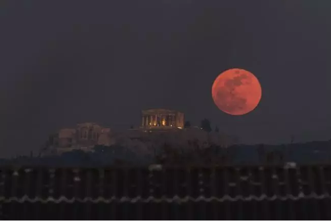 好消息！超级月亮+月全食的"超级血狼月"明晚现身