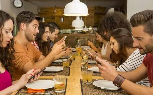 吃饭时看手机 小心伤眼又伤胃