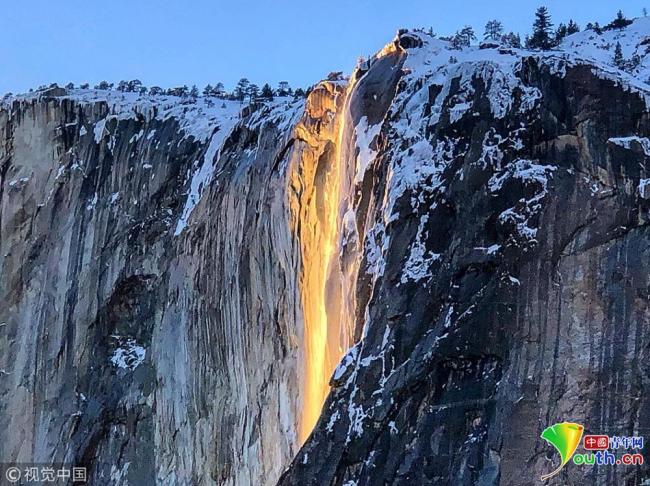 罕见奇观！美国加州阳光照射出“火瀑布”