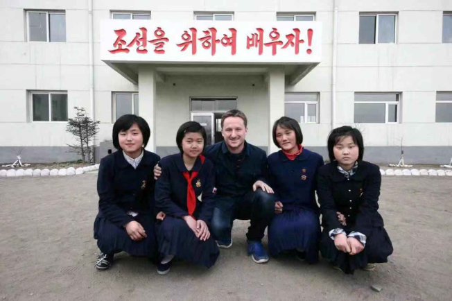 加拿大商人史佩弗（中）2012年在北韩罗先经济特区和北韩女学生合照。路透