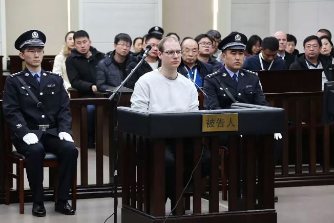 另外一名加拿大公民谢伦伯格(中，白衣者)，因涉嫌贩毒，在1月14日遭中国法院由一审原判的15年改判死刑。(Getty Images)