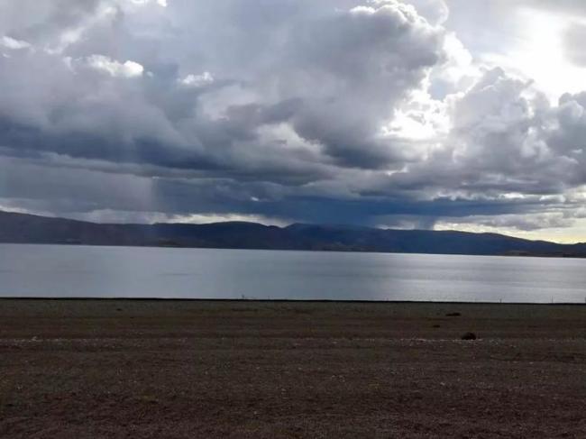 西藏有个“鬼湖” 寸草不生无风起浪