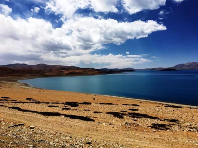 西藏有个“鬼湖” 寸草不生无风起浪