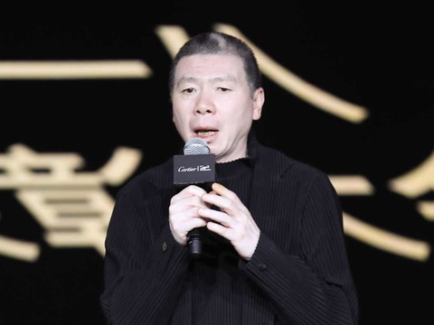冯小刚导演协会年度会疑谈崔永元风波 数度落泪