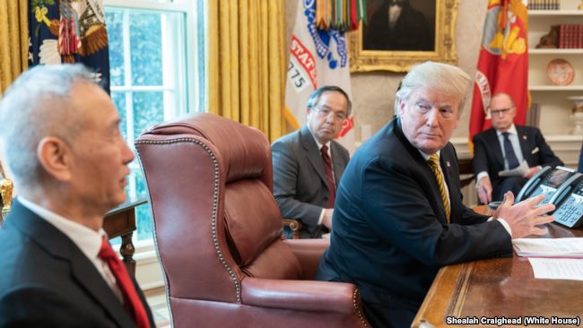 特朗普总统在白宫椭圆形办公室会见中国副总理刘鹤。(2019年4月4日)
