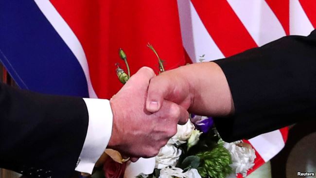 美国总统特朗普（左）和朝鲜领导人金正恩在越南河内举行美朝第二次峰会前握手。（2019年2月27日）
