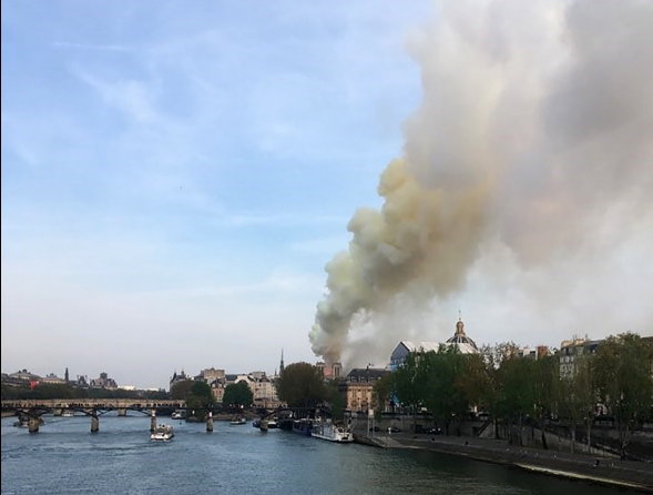 突发:巴黎圣母院大火浓烟滚滚尖顶倒塌