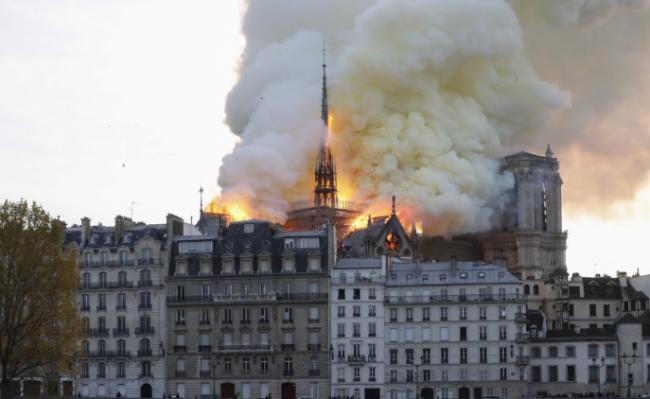 突发:巴黎圣母院大火浓烟滚滚尖顶倒塌