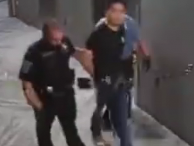 刘强东被警方带走视频曝光 脚上还穿着拖鞋