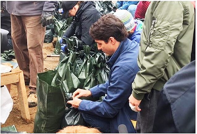 加拿大总理不好当 如何看特鲁多灾区“作秀”？