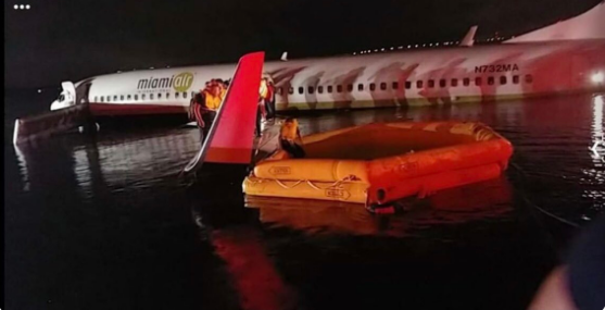 波音737客机坠入河中 撞地、弹飞…超惊悚