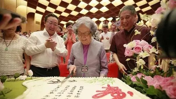 95岁裸捐3568万给中国学生，她才是华人女神