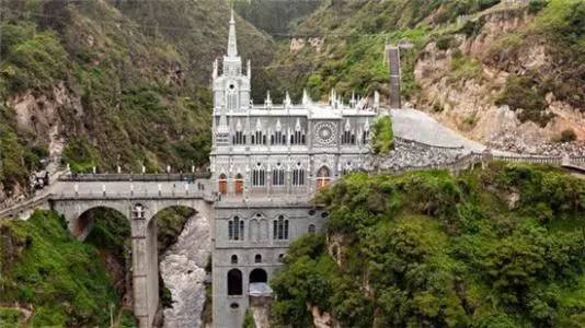 全球唯一建在峡谷中的教堂 已有100年历史