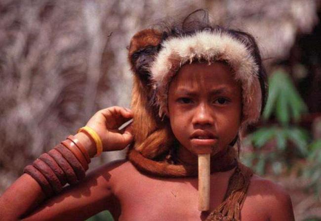 亚马逊的神秘部落 以下巴插木棍为美