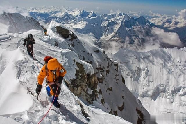 珠穆朗玛峰一半在中国一半在尼泊尔
