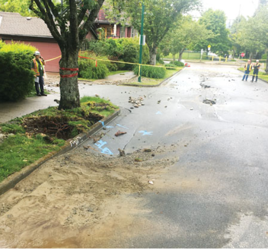 输水管裂爆喷 水淹温东民宅 居民抱怨市府