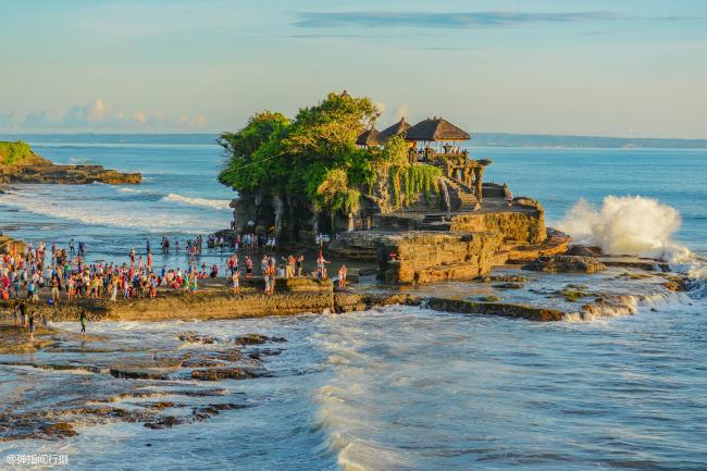 巴厘岛最美庙宇 地处海边岩石上
