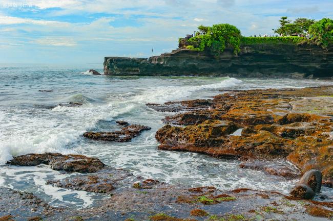 巴厘岛最美庙宇 地处海边岩石上