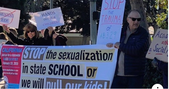 愤怒的家长上街游行 要求停止性教育法案