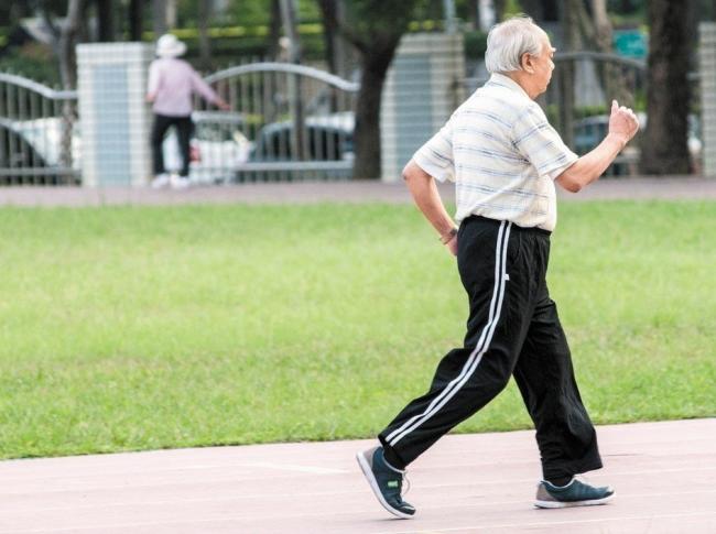 英国10年研究47万人：这样走路的人能多活15年