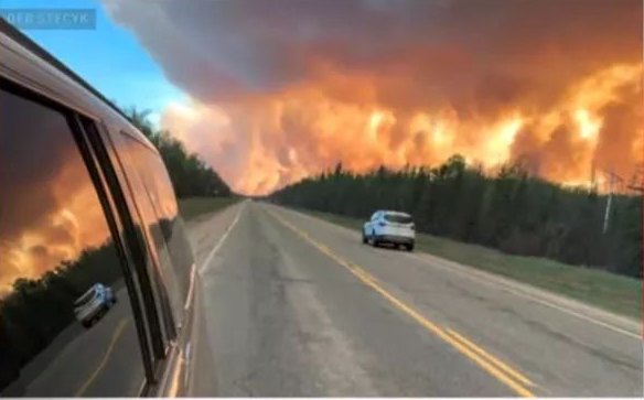 加拿大再爆发大规模山火 4000人连夜逃离家园
