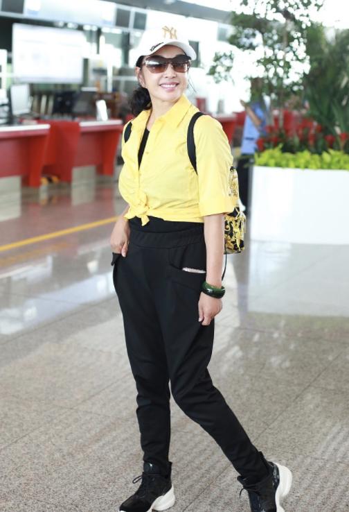 刘晓庆挺会扮嫩 黄衬衫打个结就时髦了