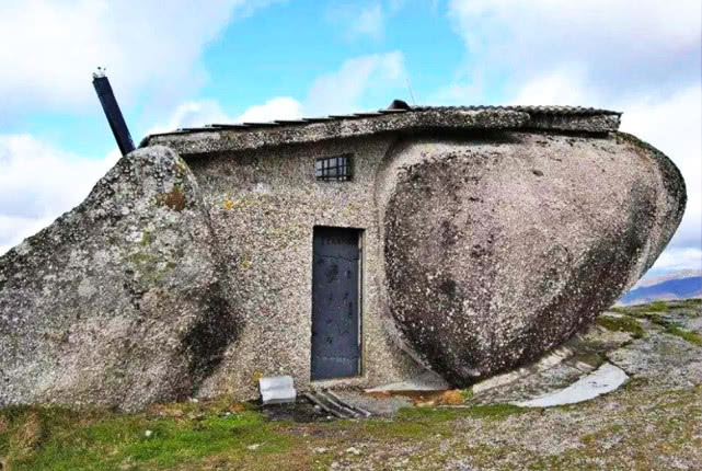 世界上著名的景点之一：建在石头缝之中的房子
