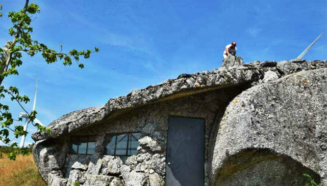 世界上著名的景点之一：建在石头缝之中的房子