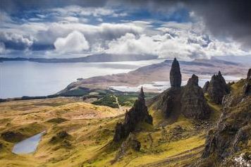 苏格兰魔幻系风景 绿色山峦、城堡、灯塔、悬崖