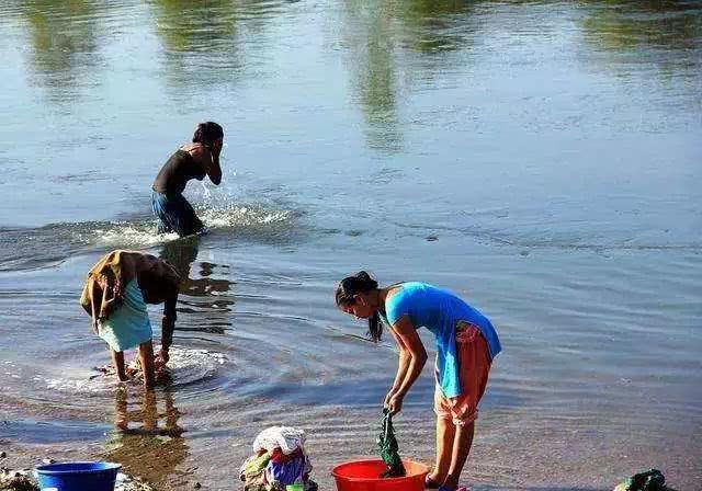 柬埔寨农村惬意生活：女人河边露天洗澡