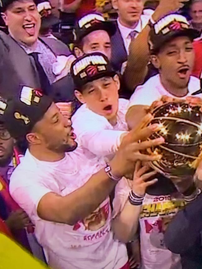 NBA首位登场夺冠的华人 林书豪创造历史