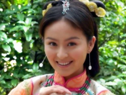她曾搭档吴京走红 今37岁被宠成公主
