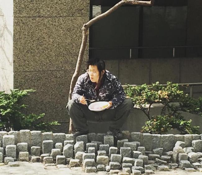 网友偶遇毕福剑女儿 蹲在路边端着大碗吃饭超豪迈