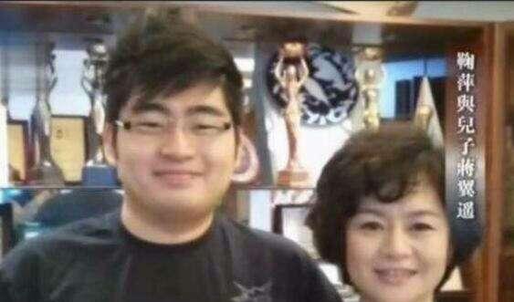 鞠萍26岁儿子照片 网友：没遗传到妈妈的基因