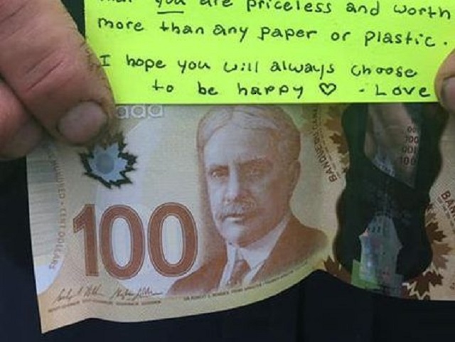 公园里发现暖心纸条和100块现金，故事是这样的
